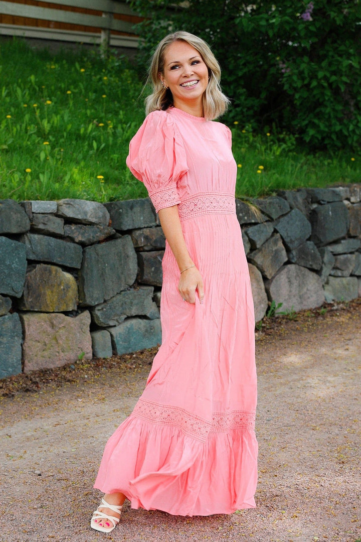 Satin Embroidery Dress Pink | Kjoler | Smuk - Dameklær på nett