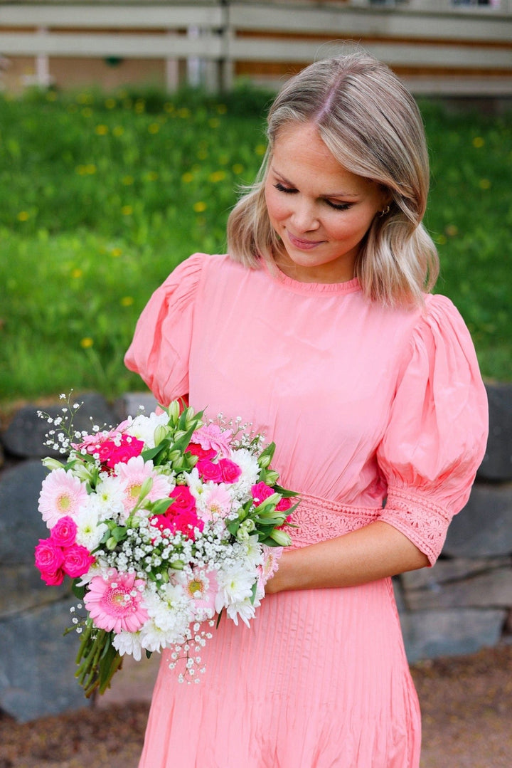 Satin Embroidery Dress Pink | Kjoler | Smuk - Dameklær på nett