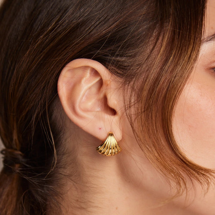 Scallop Fan Earring Pale Gold | Accessories | Smuk - Dameklær på nett