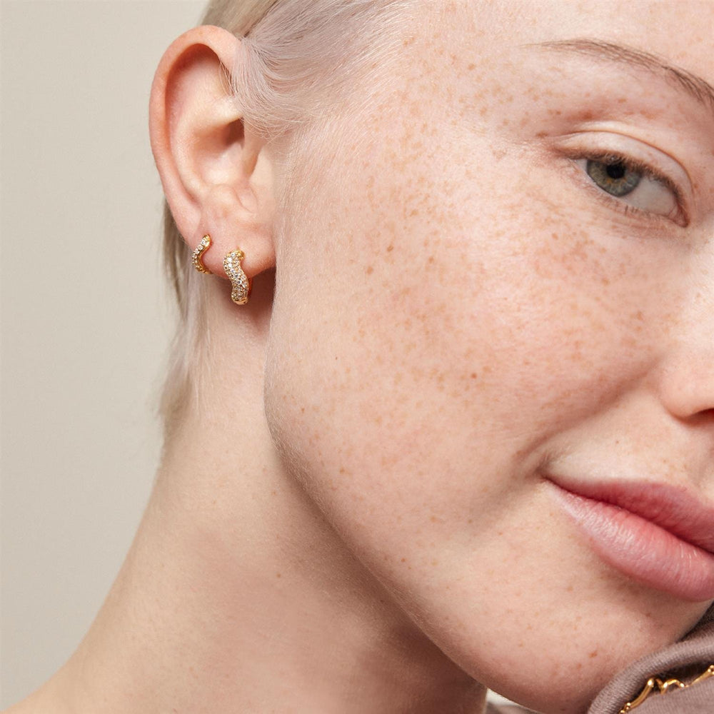 Sparkling Curve Small Earrings Clear Cz | Accessories | Smuk - Dameklær på nett