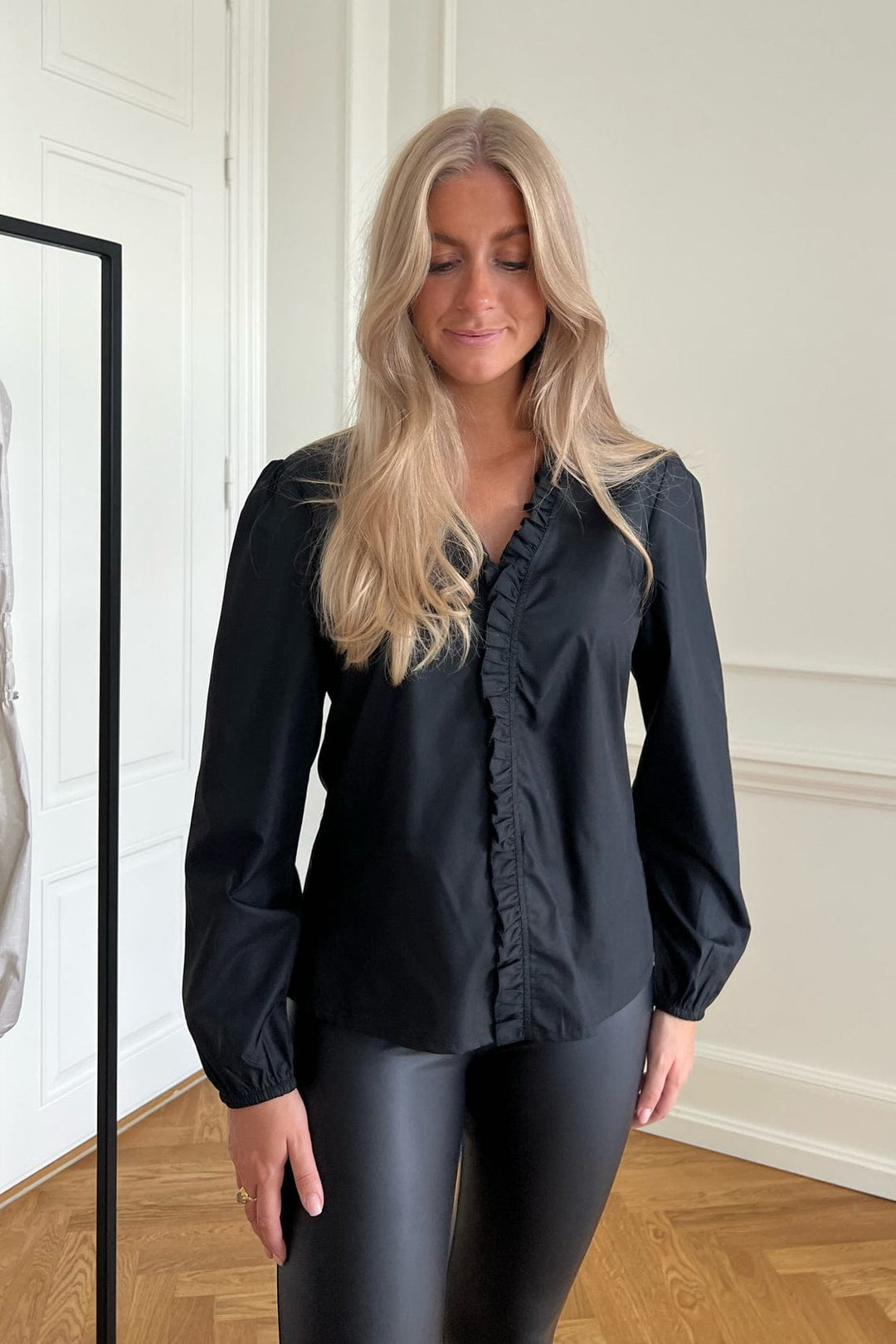 Stine Shirt - Black | Skjorter og bluser | Smuk - Dameklær på nett