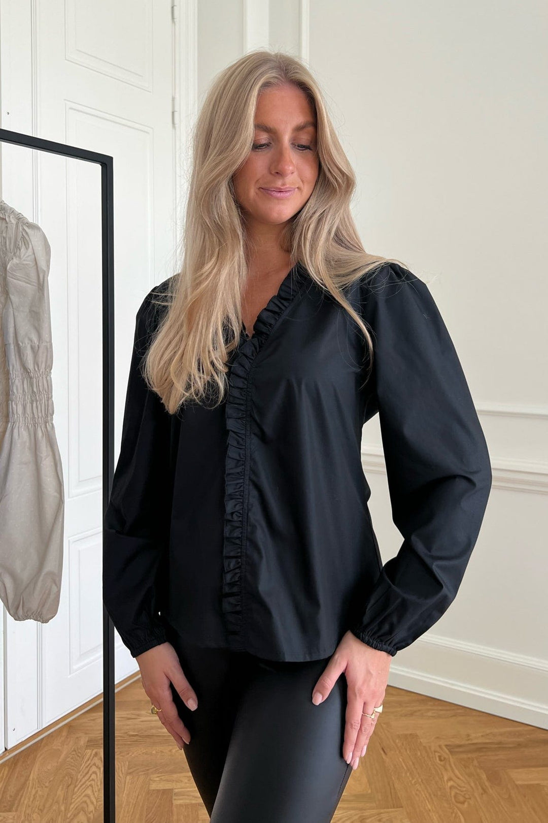 Stine Shirt - Black | Skjorter og bluser | Smuk - Dameklær på nett