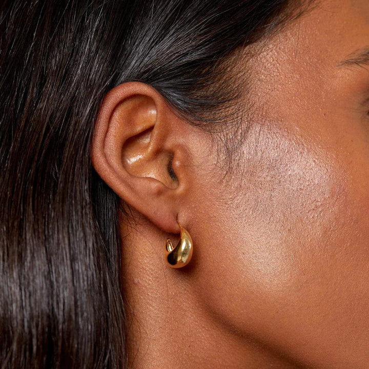 Tapered Domed Hoop Pale Gold | Accessories | Smuk - Dameklær på nett