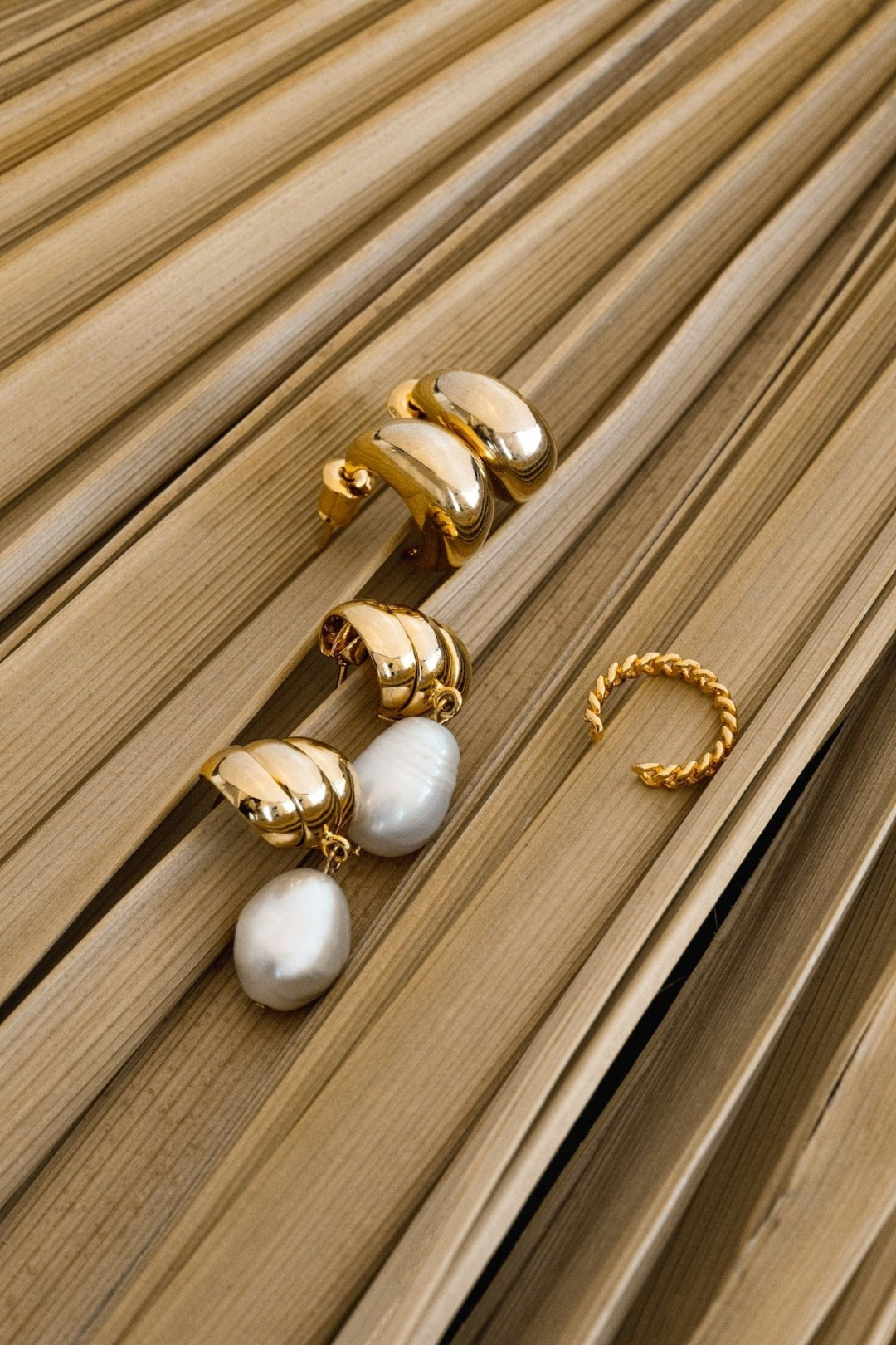 Tapered Domed Hoop Pale Gold | Accessories | Smuk - Dameklær på nett