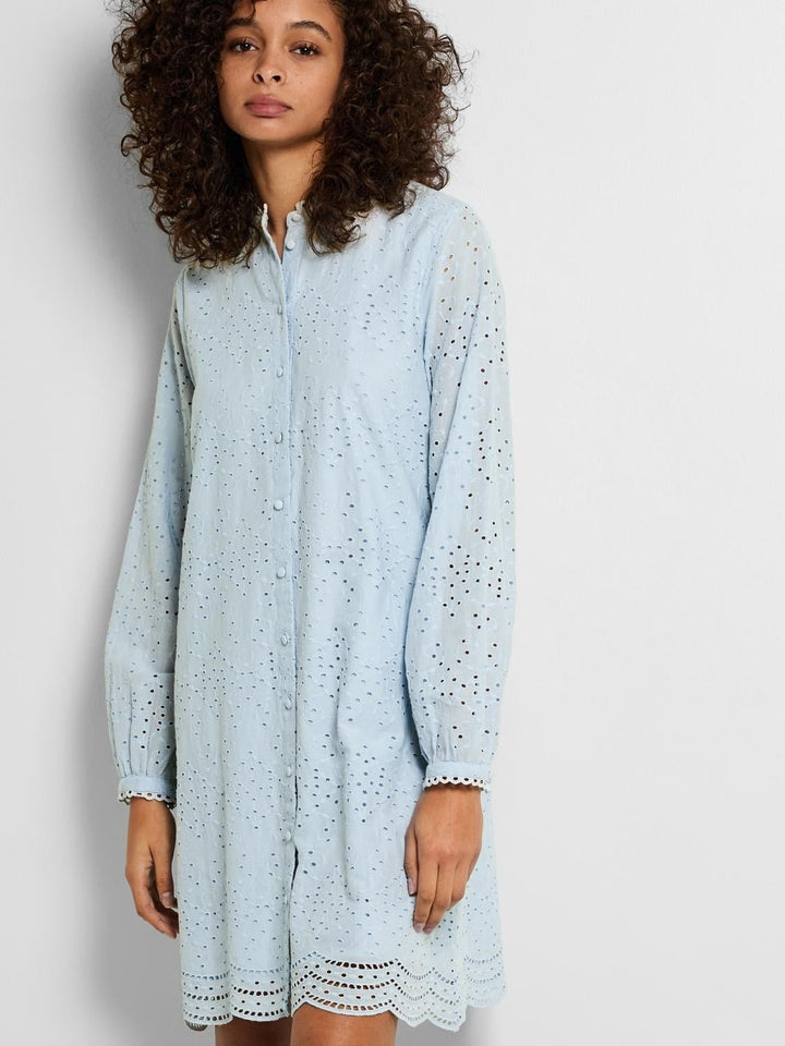 Tatiana Ls Short Embr Dress Cashmere Blue | Kjoler | Smuk - Dameklær på nett