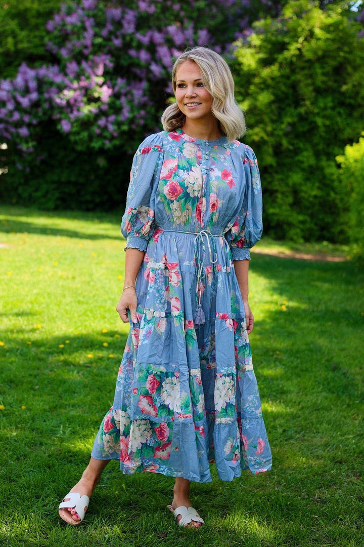 Twisted Midi Dress Blue Bouquet | Kjoler | Smuk - Dameklær på nett