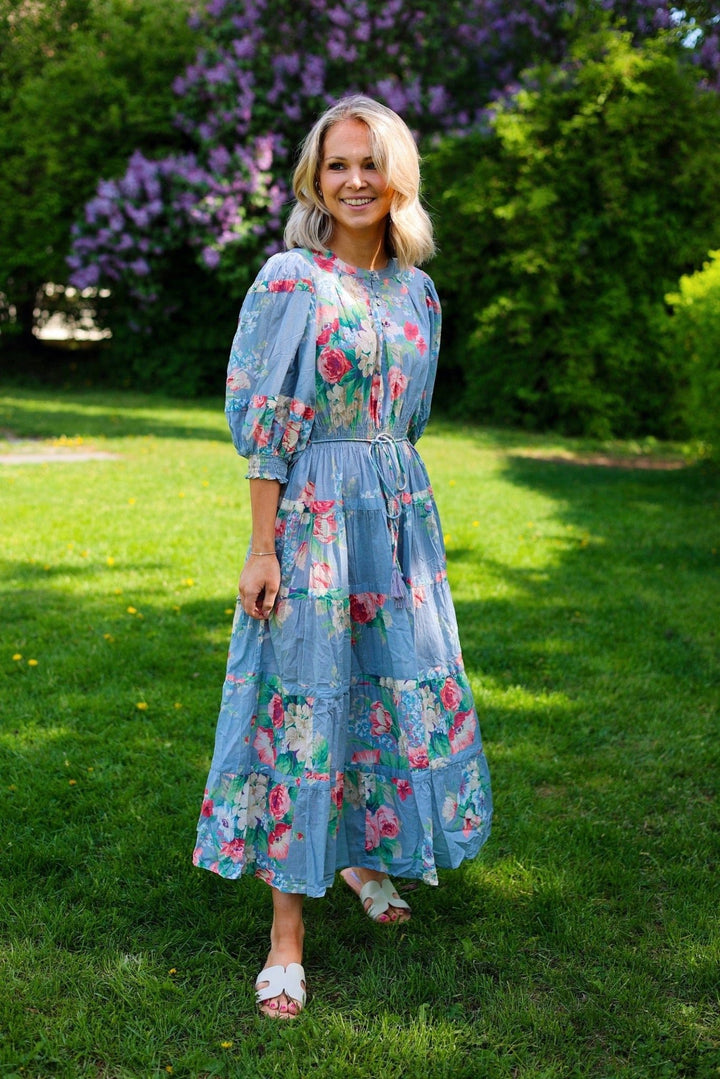 Twisted Midi Dress Blue Bouquet | Kjoler | Smuk - Dameklær på nett
