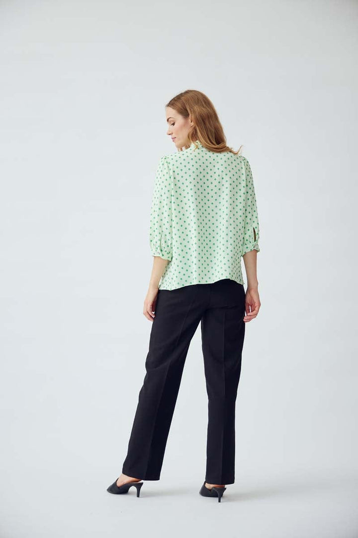 Vanessa Shirt Nude W. Green Flowers | Skjorter og bluser | Smuk - Dameklær på nett