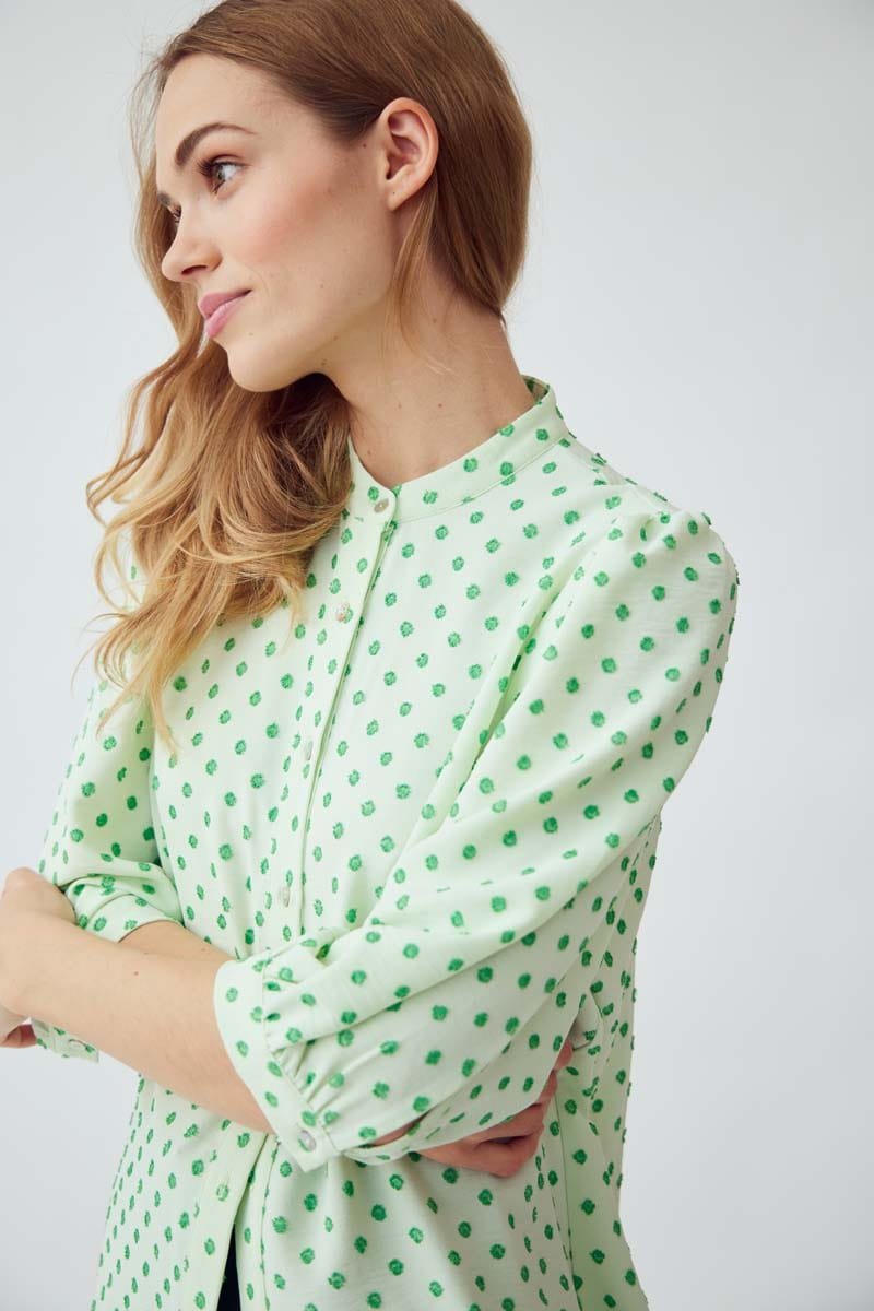 Vanessa Shirt Nude W. Green Flowers | Skjorter og bluser | Smuk - Dameklær på nett