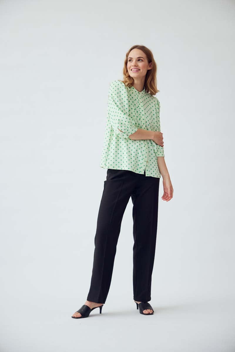 Vanessa Shirt Nude W. Green Flowers | Skjorter og bluser | Smuk - Dameklær på nett