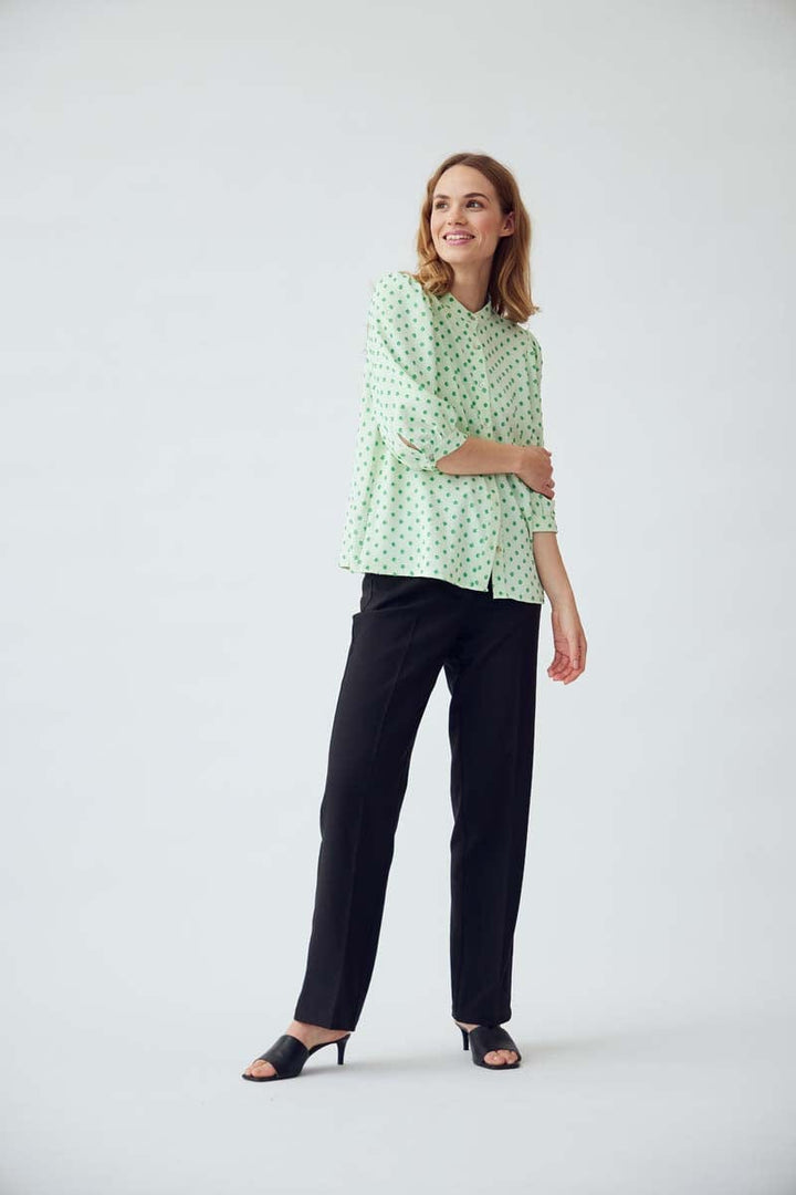 Vanessa Shirt Nude W. Green Flowers | Skjorter og bluser | Smuk - Dameklær på nett