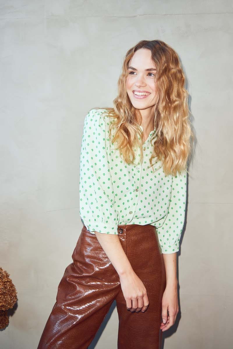 Vanessa Shirt Nude W. Green Flowers | Skjorter og bluser | Smuk - Dameklær på nett
