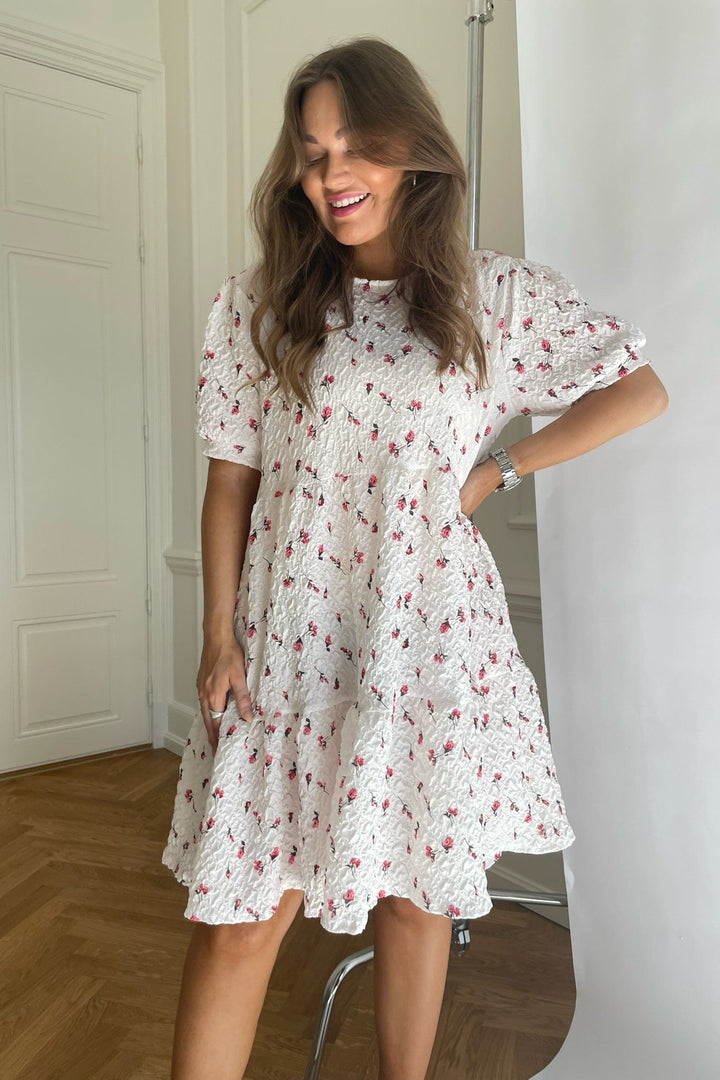 Vilma Dress - Cloudy Red | Kjoler | Smuk - Dameklær på nett
