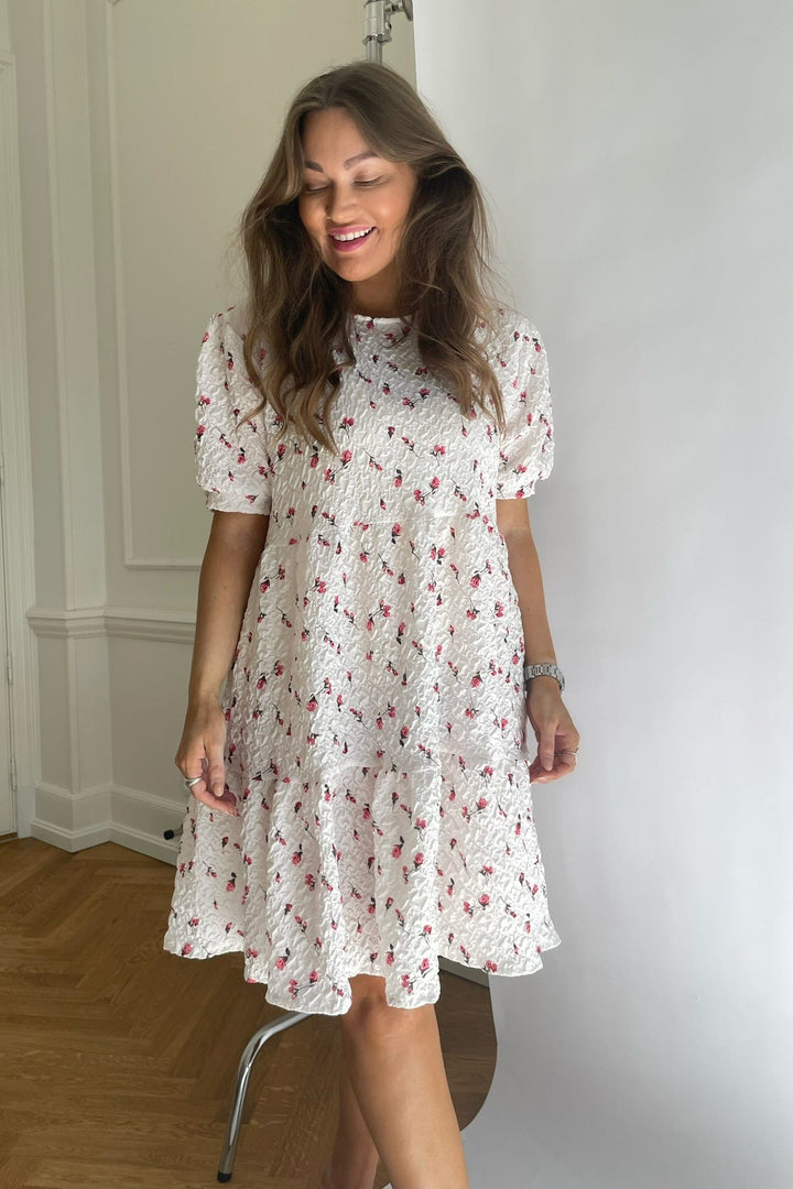 Vilma Dress - Cloudy Red | Kjoler | Smuk - Dameklær på nett