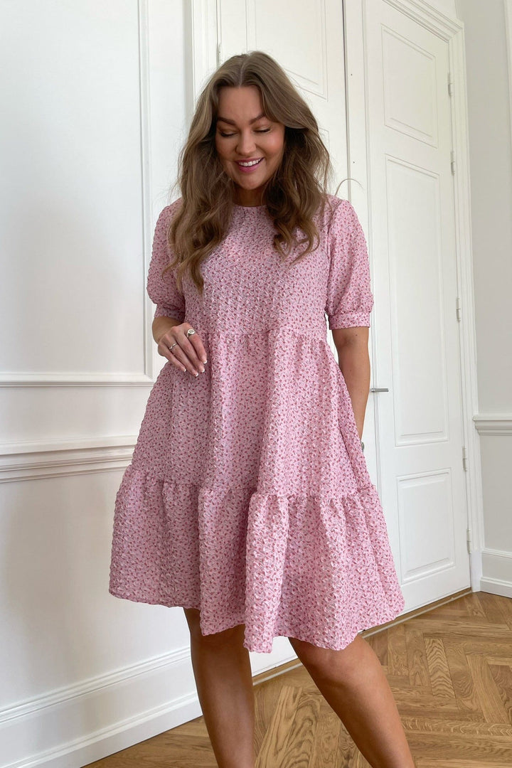 Vilma Dress - Rhubarb Flower | Kjoler | Smuk - Dameklær på nett