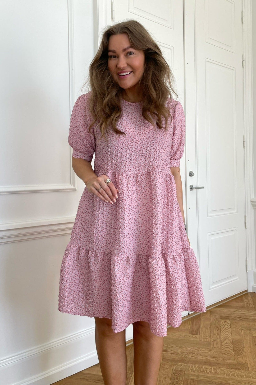 Vilma Dress - Rhubarb Flower | Kjoler | Smuk - Dameklær på nett