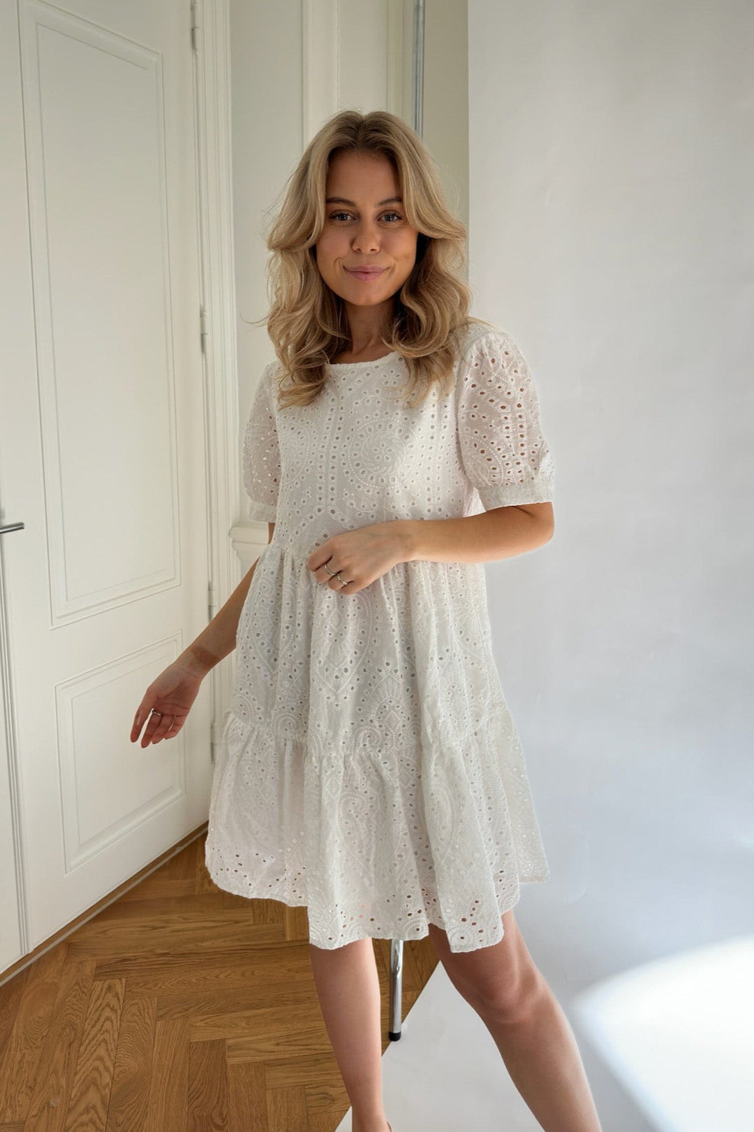 Vilma Dress White Embroidery | Kjoler | Smuk - Dameklær på nett