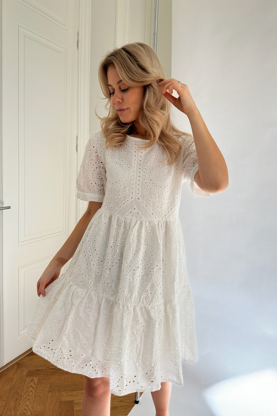 Vilma Dress White Embroidery | Kjoler | Smuk - Dameklær på nett