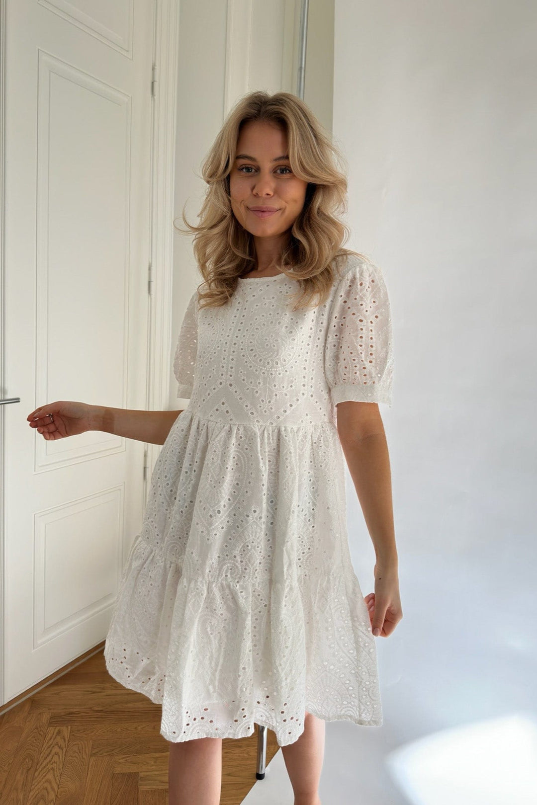 Vilma Dress White Embroidery | Kjoler | Smuk - Dameklær på nett