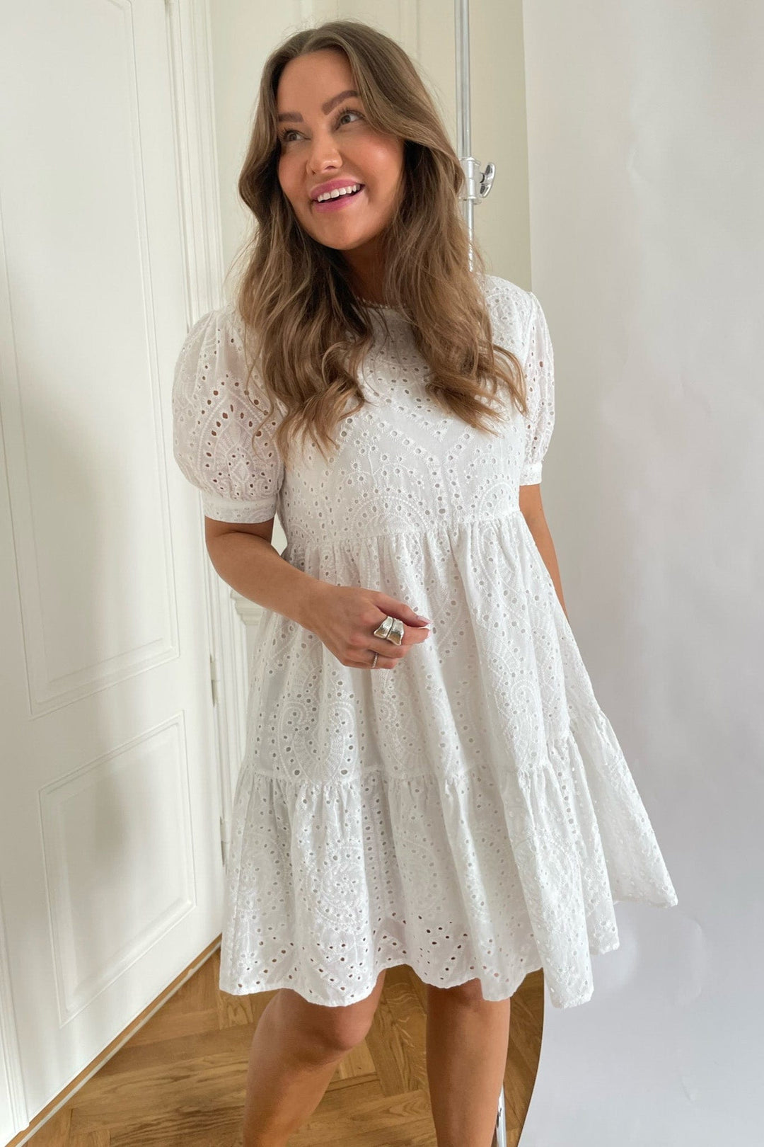 Vilma Dress White Embroidery | Kjoler | Smuk - Dameklær på nett