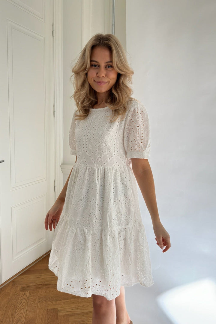 Vilma Dress White Embroidery | Kjoler | Smuk - Dameklær på nett