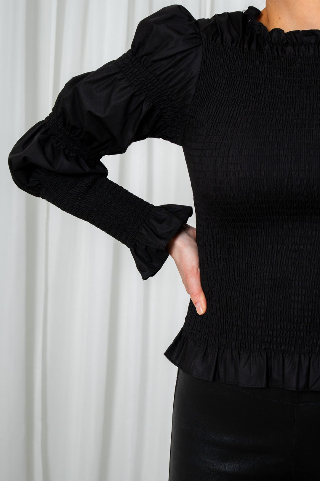 Yaschemma Ls Smock Top Black | Topper | Smuk - Dameklær på nett